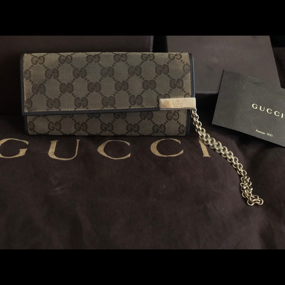 Gucci clutch and wristlet wallet with gold chain